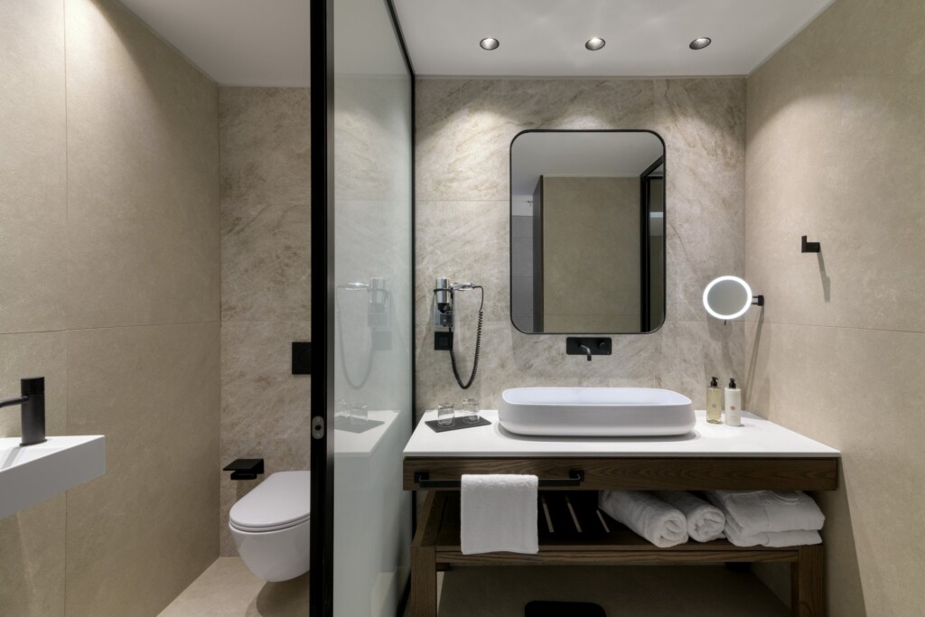 Premium_Double_Twin_Bathroom-1