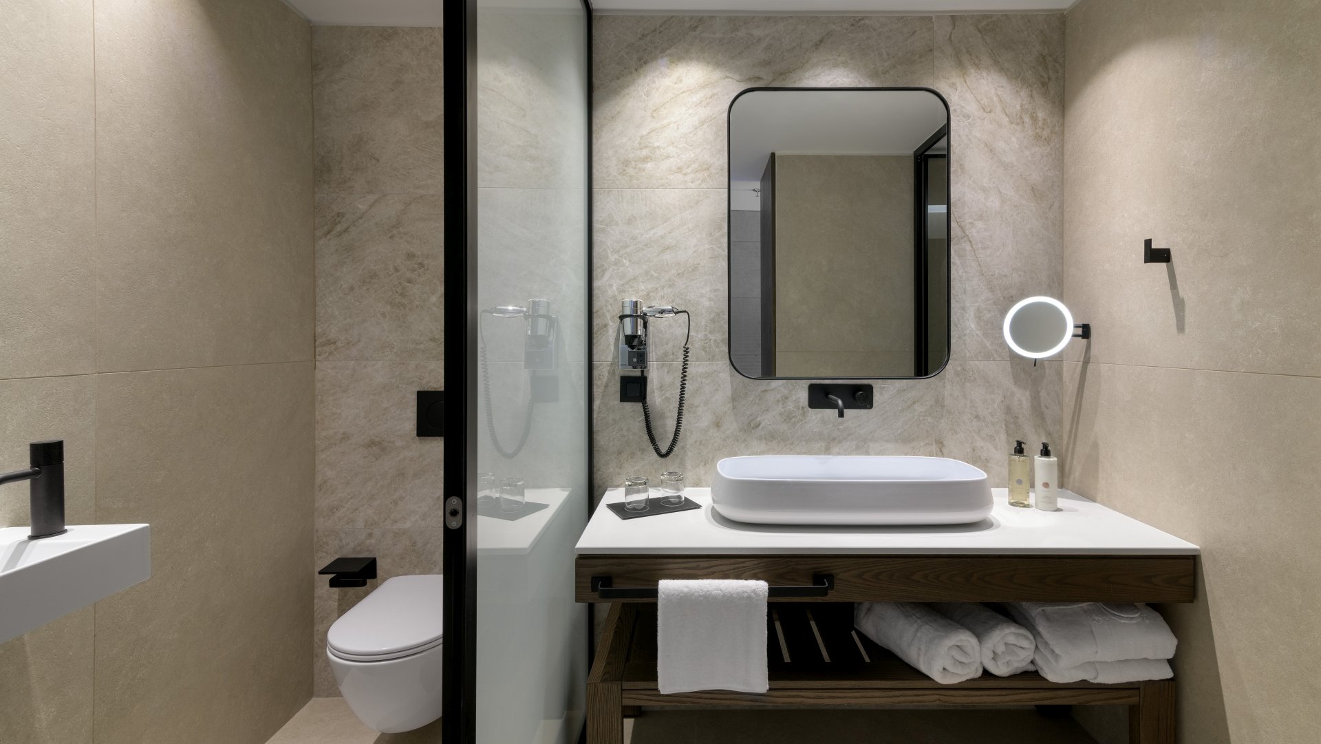 Premium_Double_Twin_Bathroom-1-drf