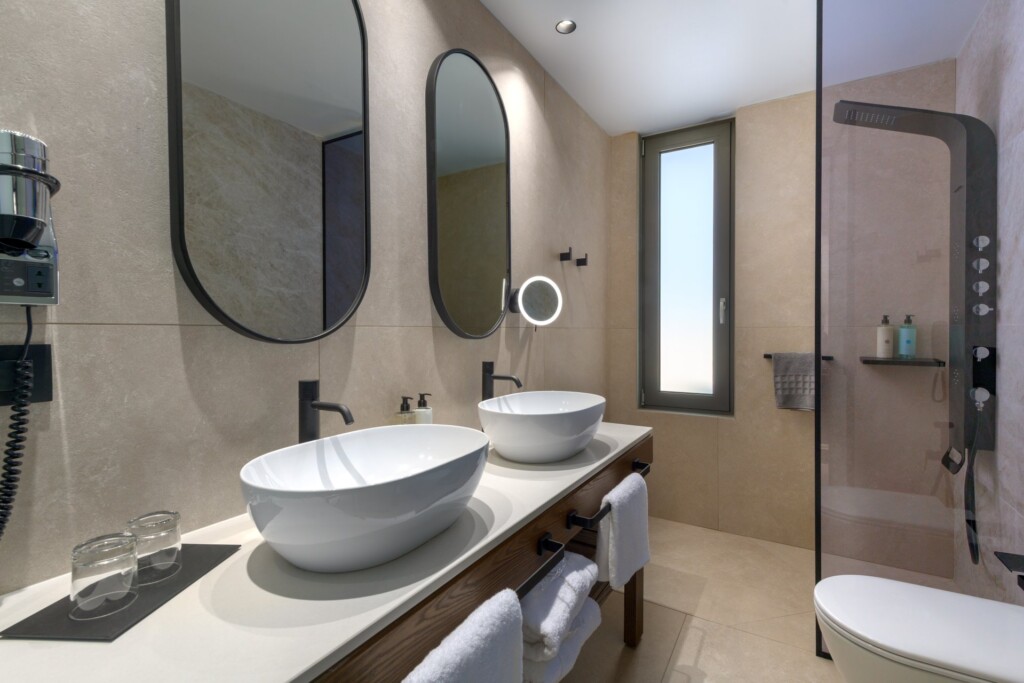 Premium_Suite_Bathroom-1