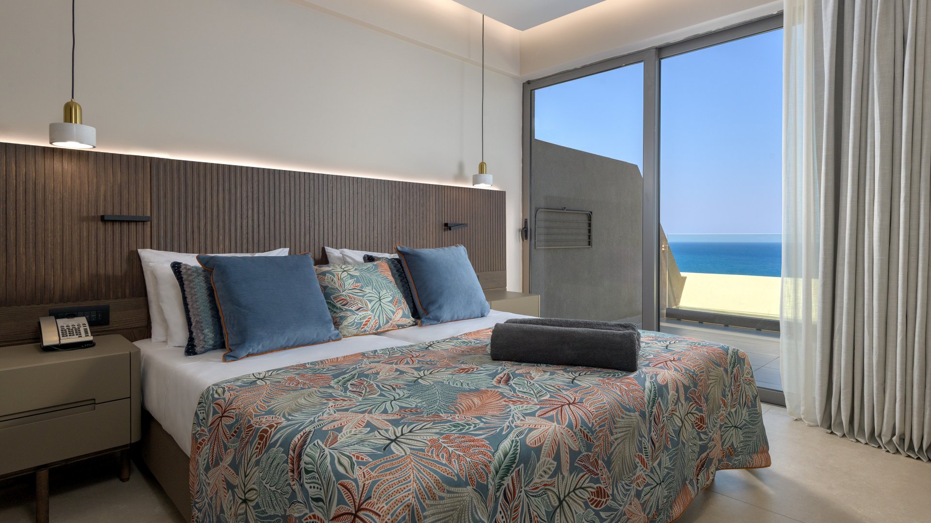 Premium_Suite_Bedroom-DRFa